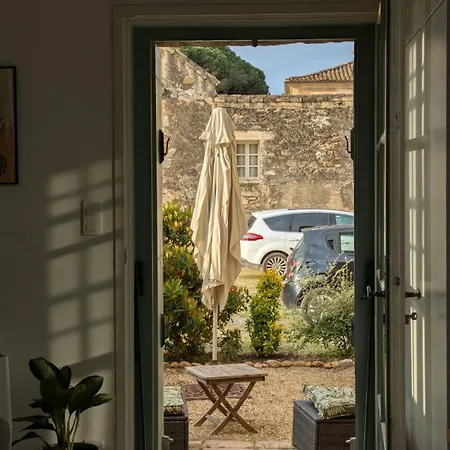 Petite Maison Au Chateau De La Mogere *